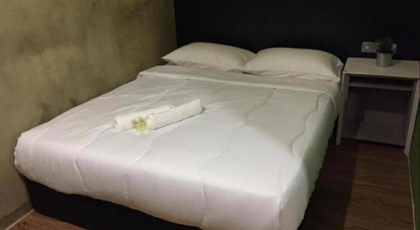 Monaco Boutique Kampung Air 2*
